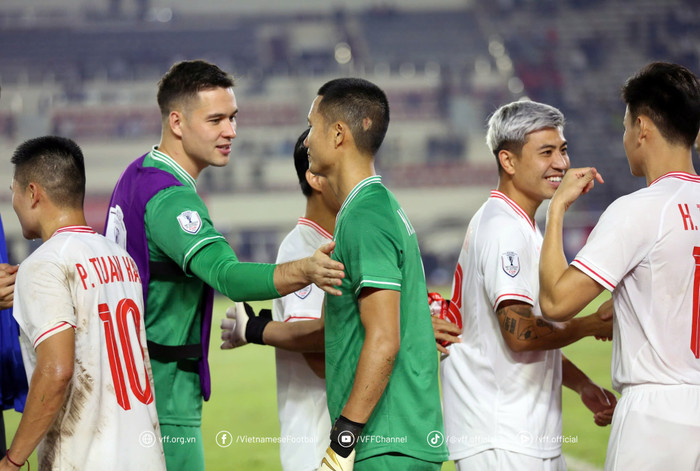 Thủ môn Nguyễn Filip dự bị trong ngày tuyển Việt Nam thắng Lào. Ảnh: VFF