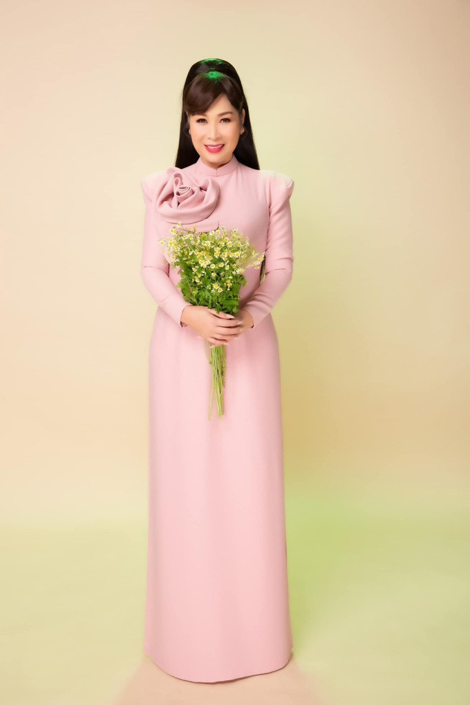 Sắc vóc NSND Hồng Vân sau khi giảm 15kg. (Ảnh FBNV)