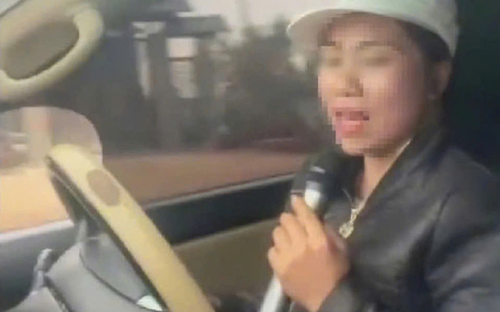 Công an xác minh clip nữ tài xế vừa lái xe vừa hát karaoke Ảnh 2