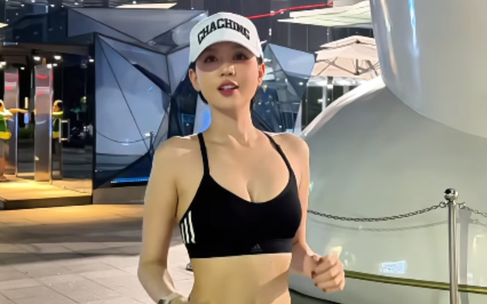 Clip nam thanh niên nắm tay Ngọc Trinh chạy bộ Ảnh 2