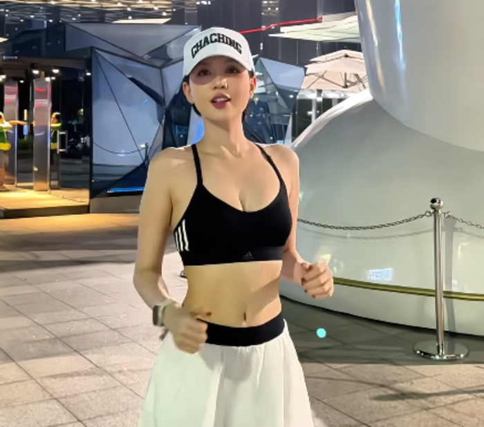 Ngọc Trinh thường xuyên chạy bộ trong thời gian gần đây. 