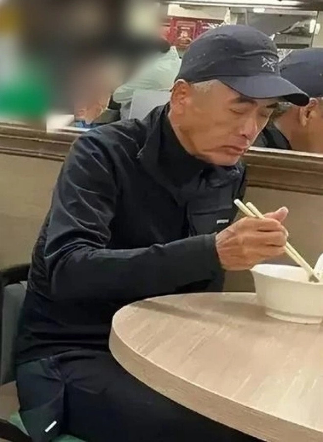 Châu Nhuận Phát được nhận xét là nam diễn viên có lối sống bình dân, giản dị, thường xuyên ăn ở quán vỉa hè. 