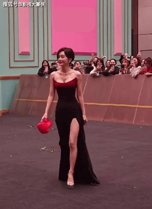 Nữ diễn viên Tần Lam thong thả bước vào địa điểm diễn ra sự kiện với loạt ánh mắt trầm trồ, ngưỡng mộ từ đông đảo khán giả. Ảnh: Sưu tầm