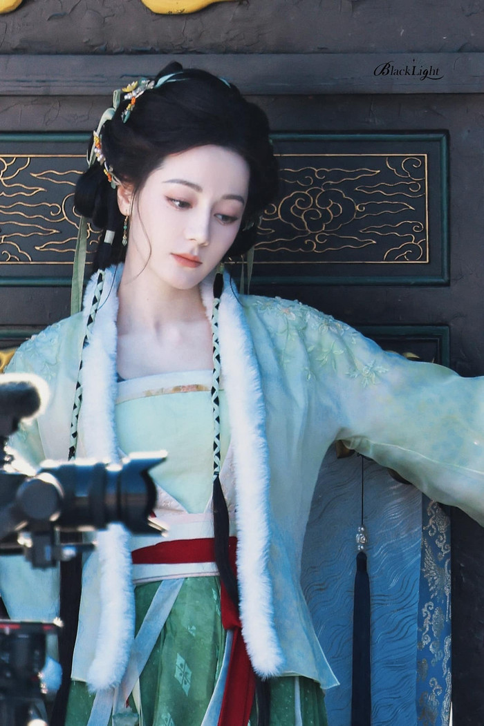 Khoảnh khắc đẹp của Địch Lệ Nhiệt Ba tại phim trường Mộ Tư Từ cùng Trần Phi Vũ.