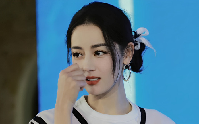 Địch Lệ Nhiệt Ba báo tin buồn đến khán giả Ảnh 2