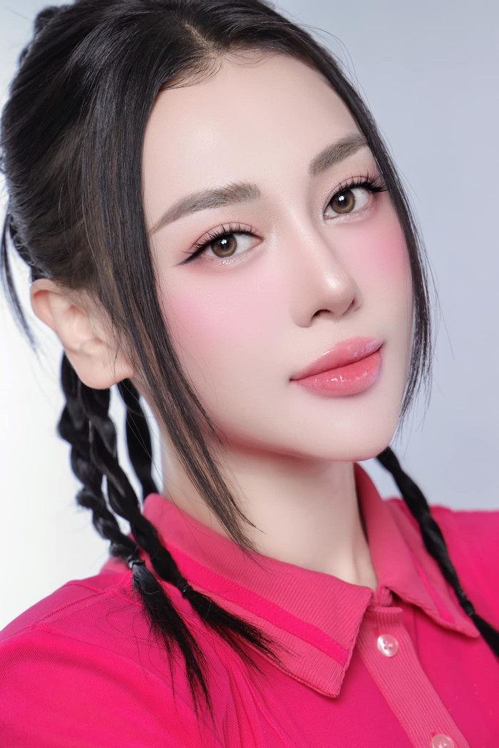 Lớp son bóng giúp đôi môi của Phương Oanh thêm phần căng mọng.
