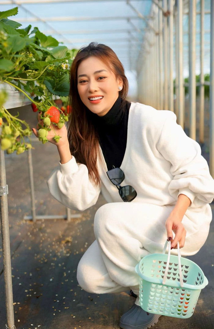 Để tăng độ trẻ trung, rạng rỡ, Phương Oanh áp dụng kỹ thuật đánh má hồng ngang.