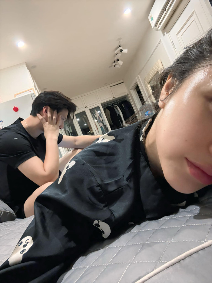 Vợ Huỳnh Anh khoe khoảnh khắc thân mật của hai vợ chồng sau một ngày dài. (Ảnh FBNV)