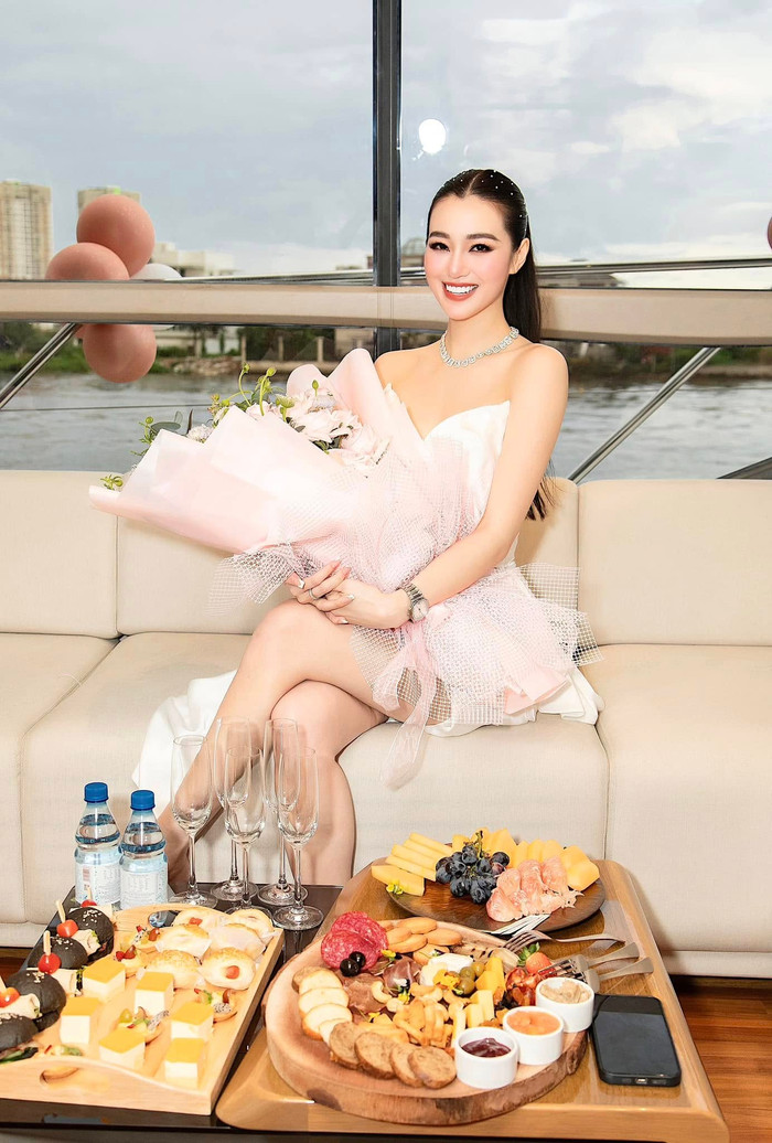 Ở tuổi 33, nữ người mẫu Khánh My có cuộc sống sang chảnh, giàu có chuẩn 'phú bà'. (Ảnh: FBNV)