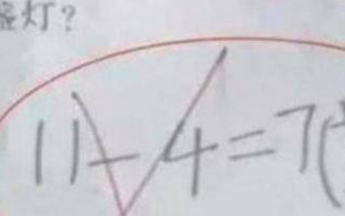 Phụ huynh nổi giận khi thấy bài toán '11-4=7' bị chấm sai, nghe cô giải thích liền dịu giọng xin lỗi Ảnh 2