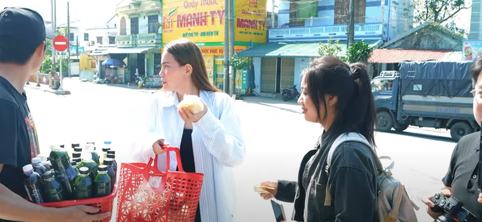 Hồ Ngọc Hà bán khoai ở lề đường. (Ảnh chụp màn hình)