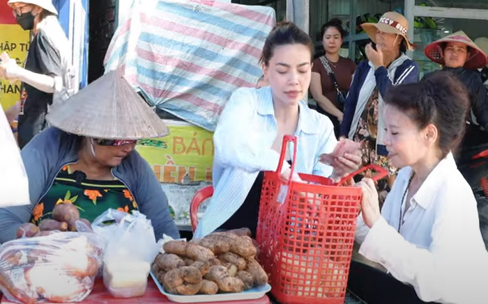 Hình ảnh Hồ Ngọc Hà bươn chải bán khoai gây xôn xao cõi mạng Ảnh 2