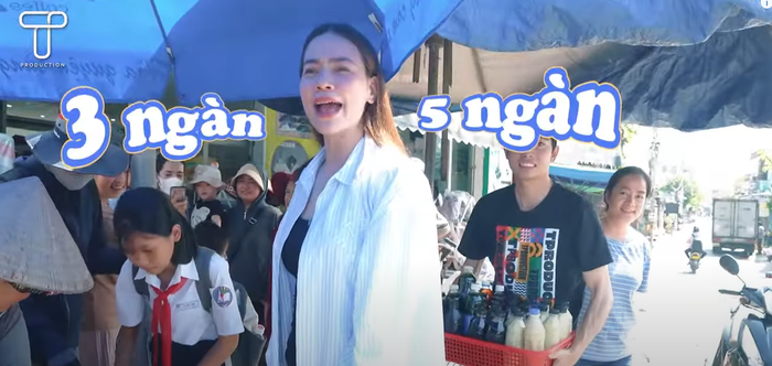 Nữ ca sĩ mời chào mọi người. (Ảnh chụp màn hình)