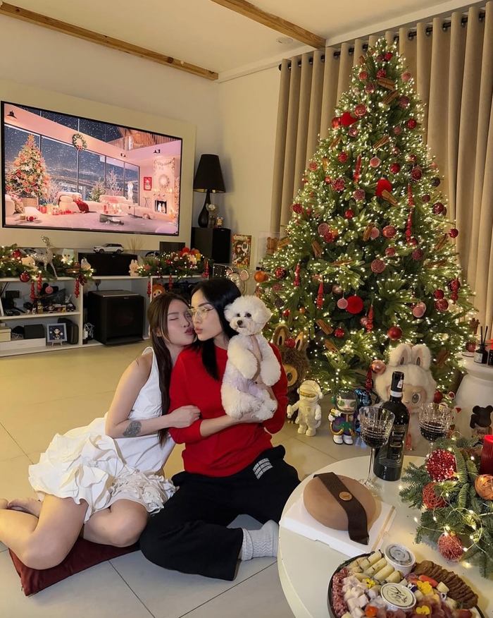 Hoa hậu Kỳ Duyên đăng ảnh môi kề môi với Lucie Nguyễn.