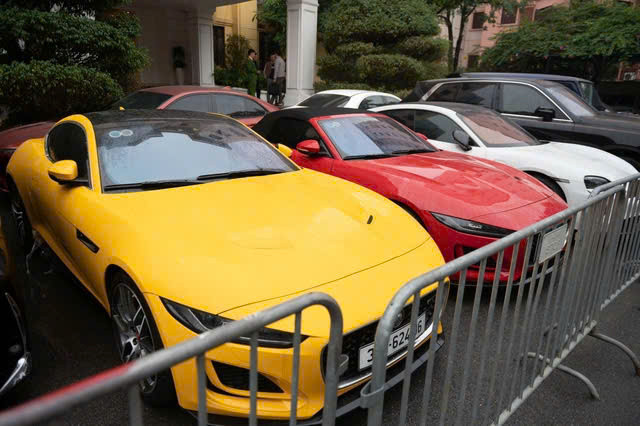 2 chiếc Jaguar F-Type trị giá khoảng 5-6 tỉ đồng/chiếc. Ảnh: Người Lao Động