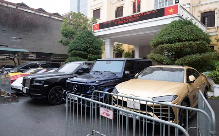Cận cảnh dàn siêu xe Rolls-Royce, Porsche, Lamborghini, G63 của TikToker Mr Pips Ảnh 2