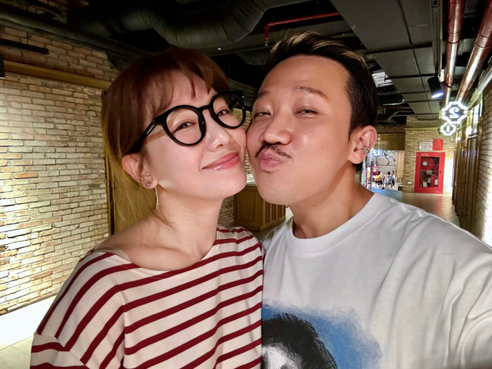 Trấn Thành và Hari Won luôn cố gắng kiểm soát cân nặng để xuất hiện chỉn chu, xinh đẹp trước khán giả. (Ảnh FBNV)