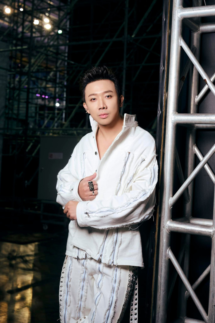 Nam nghệ sĩ đăng ảnh do ê kíp chụp để 'thanh minh' không tăng cân như khoảnh khắc khó đỡ đang lan truyền chóng mặt trên mạng xã hội. (Ảnh FBNV)