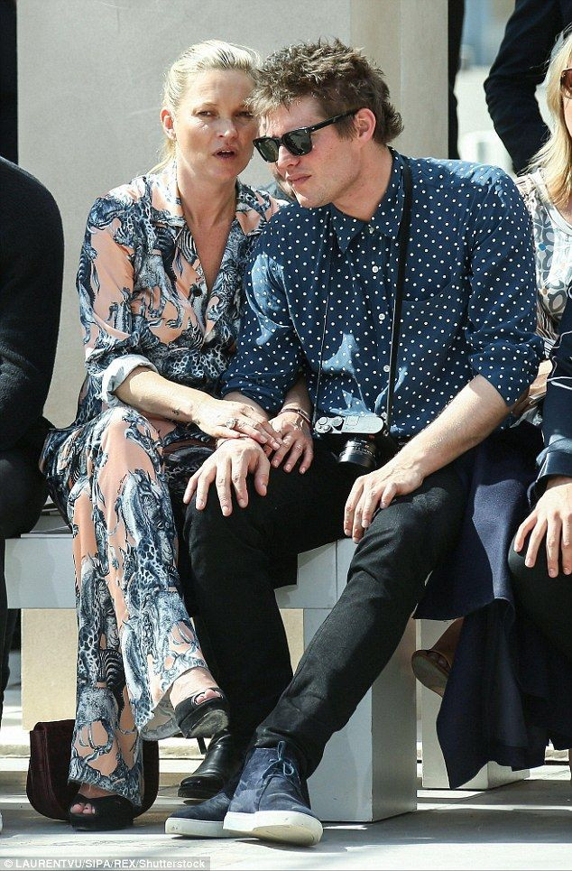 Cặp đôi luôn 'tay trong tay' mỗi khi xuất hiện ở nơi công cộng trong 9 năm bên nhau. Ảnh: Sưu tầm