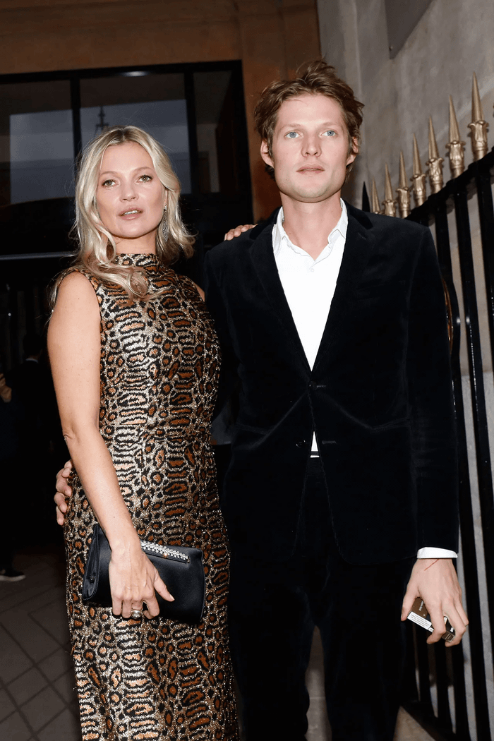 Được biết vào đầu tháng 1 năm nay, Kate Moss và Nikolai vẫn vui vẻ trong bữa tiệc sinh nhật mừng nữ siêu mẫu tròn 50 tuổi. Cặp đôi không hề để lộ dấu hiệu 'rạn nứt' khi đứng trước nhiều người trong bữa tiệc. Ảnh: Sưu tầm