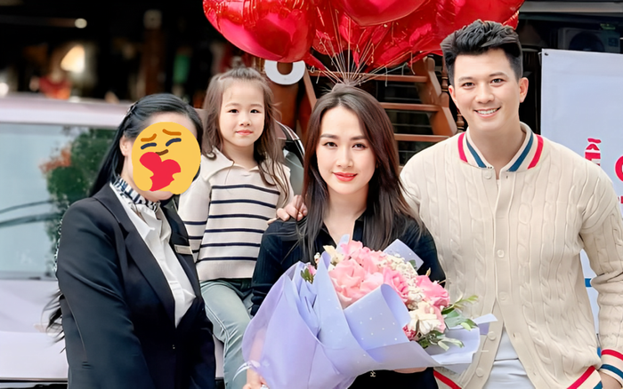 Gia đình nhỏ của Hà Việt Dũng rạng rỡ nhận ô tô mới.