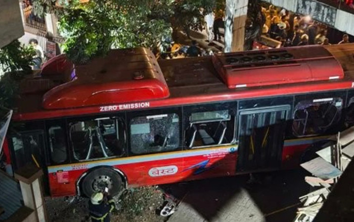 Xe buýt lao vào đám đông, 47 người thương vong Ảnh 2