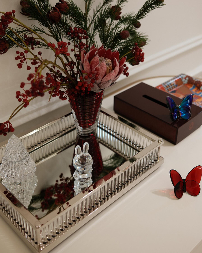 Á hậu Huyền My chăm chỉ bày biện đồ trang trí, cắm hoa tại nhà riêng. Ảnh: FBNV