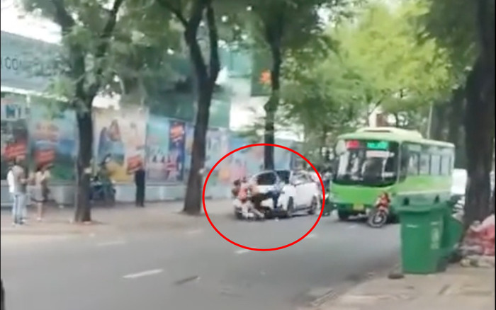 Tiếp tục xuất hiện hình ảnh tài xế xe buýt xảy ra ẩu đả với người đi đường Ảnh 2
