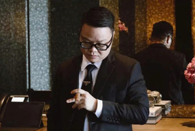 Lê Khắc Ngọ với vẻ ngoài hào nhoáng.