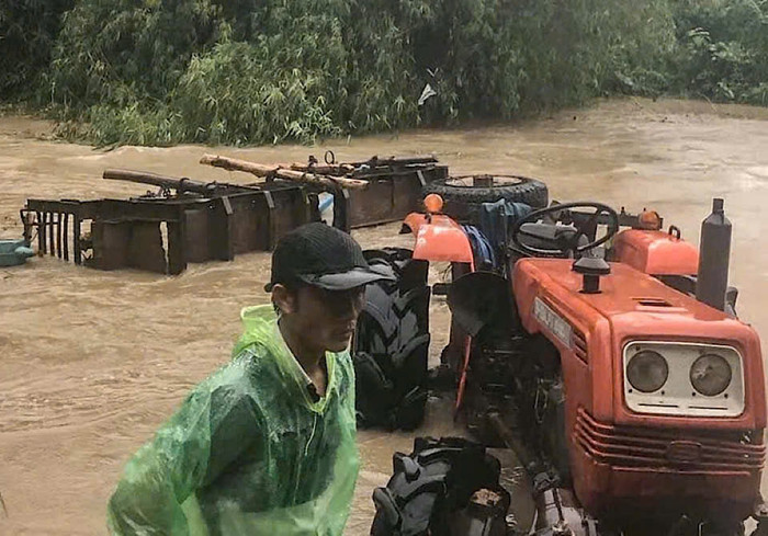 Xe công nông bị lật tại suối Ông Nao, xã Hòa Kiến, TP Tuy Hoà. Ảnh: PLO