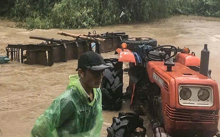 Xe công nông chở 10 người bị lật khi qua suối, 1 người mất tích Ảnh 2