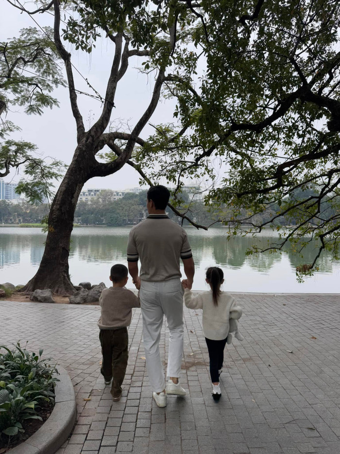 Hồ Ngọc Hà tranh thủ ghi lại khoảnh khắc Kim Lý dắt hai con ngắm nhìn Hồ Gươm. Ảnh: FBNV