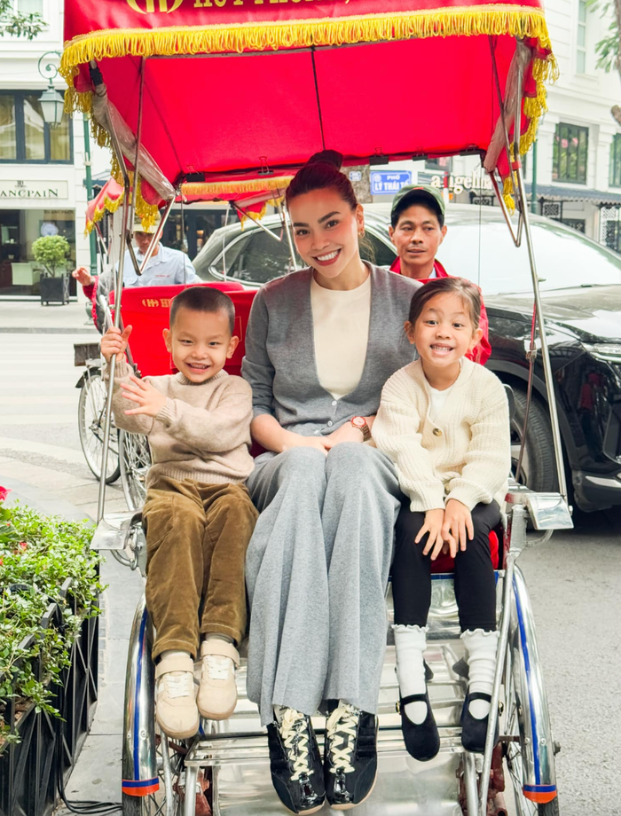 Hồ Ngọc Hà cười tươi rói, cho các con trải nghiệm việc ngồi xích lô ngắm phố phường Hà Nội. Ảnh: FBNV