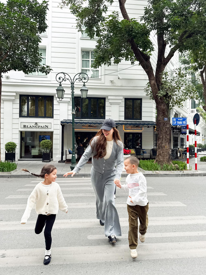 Hồ Ngọc Hà vui đùa cùng các con tại khu vực phố đi bộ Hồ Gươm. Ảnh: FBNV