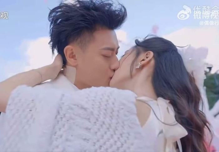 Trước đó Hoàng Tử Thao đã chủ động cầu hôn Từ Nghệ Dương khi tham gia một chương trình truyền hình thực tế. Ảnh: Sưu tầm