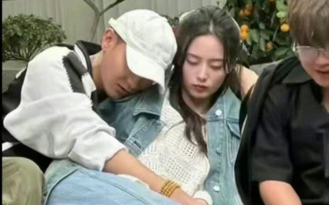 Nữ ca sĩ nổi tiếng bị bắt gặp 'lẻ bóng' sau khi kết hôn với chồng chủ tịch Ảnh 2