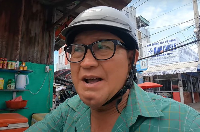 Nghệ sĩ Duy Phương mưu sinh bằng nghề bán bánh bèo, không ngại làm shipper giao hàng cho khách. (Ảnh chụp màn hình)