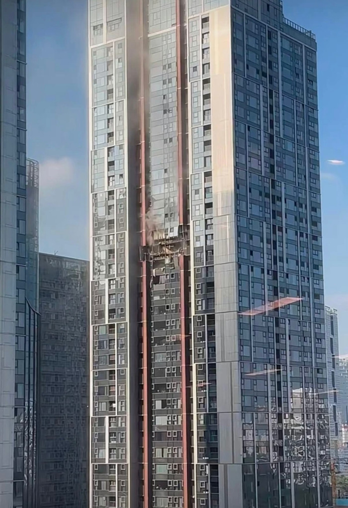 Toà chung cư cao cấp bị thiệt hại nặng nề do ảnh hưởng của vụ nổ.