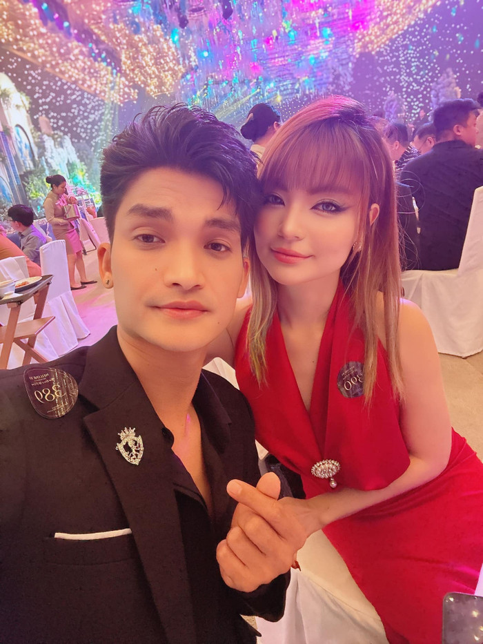 Vợ chồng Mạc Văn Khoa trong đám cưới Thanh Đoàn - Hà Trí Quang mới đây. (Ảnh FBNV)
