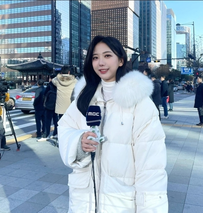 Hình ảnh của nữ MC Oyo Anna khi dẫn bản tin thời tiết. Ảnh: Sưu tầm