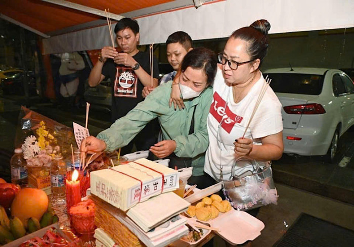 Người thân, bạn bè chị Hồng đến thắp nhang ở Singapore. Ảnh: Straits Times