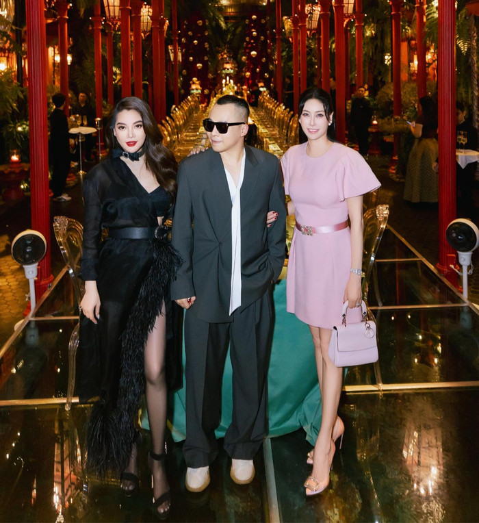 Trương Ngọc Ánh thoải mái 'đọ sắc' Hoa hậu Hà Kiều Anh trong bữa tiệc mừng Vũ Khắc Tiệp bước sang tuổi mới. Ảnh: FBNV