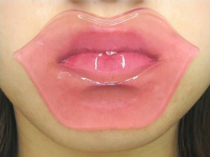 Đừng quên việc dưỡng ẩm cho cả vùng môi bằng việc đắp mặt nạ môi chuyên dụng.