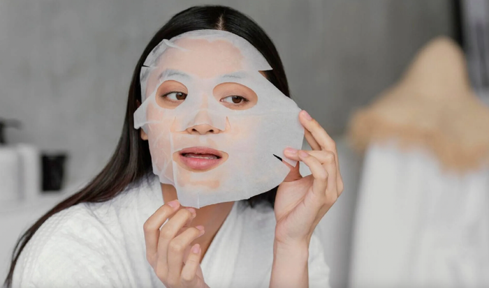 Bạn nên kết hợp thêm mặt nạ nếu muốn tăng độ ẩm trên da.