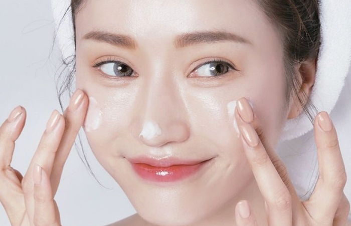 Kem dưỡng ẩm kết cấu dày là lựa chọn hoàn hảo giúp giảm tình trạng khô ráp, bong tróc da trong mùa Đông.