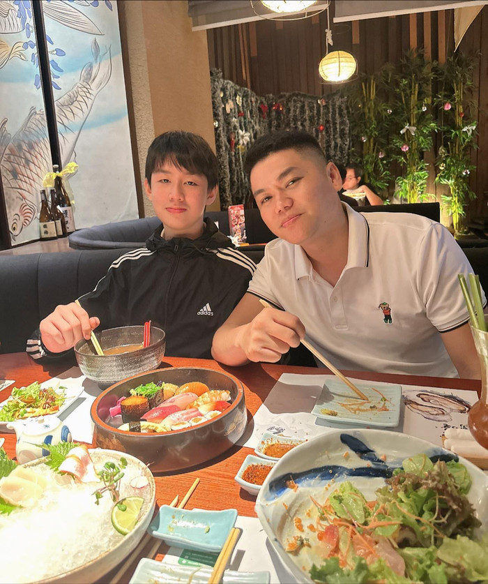 Cà Pháo, con trai riêng của Lê Phương có mối quan hệ thân thiết với bố dượng. (Ảnh FBNV) 