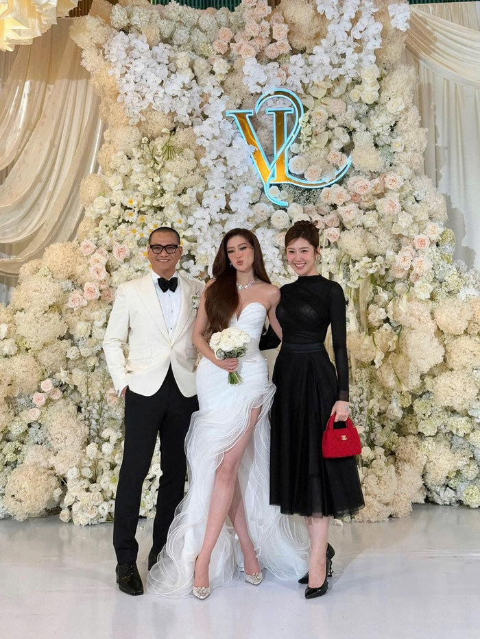 Hoa hậu Khánh Vân vui vẻ tạo dáng bên cạnh Thuý Ngân. Ảnh: Facebook Xương Rồng Media