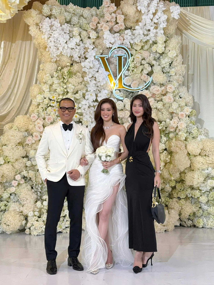 Hoa hậu Khánh Vân cười tươi rói khi hoa hậu Thiên Ân đến chung vui. Ảnh: Facebook Xương Rồng Media