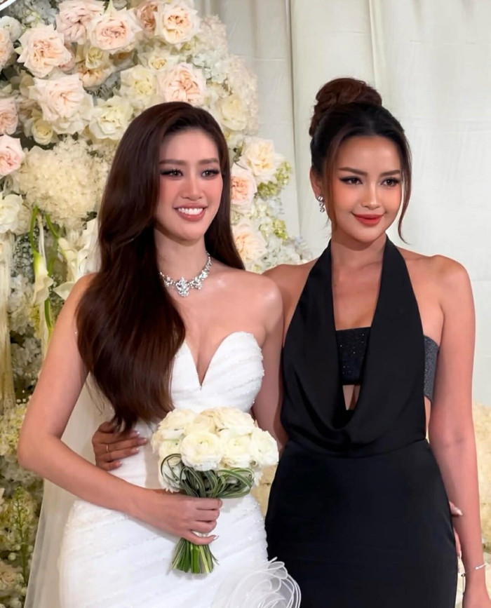 Hoa hậu Ngọc Châu đến chúc phúc cho hoa hậu Khánh Vân. Ảnh: Facebook Xương Rồng Media