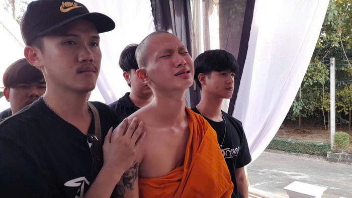 Bạn trai nữ ca sĩ xuống tóc xuất gia. Ảnh: Thairath